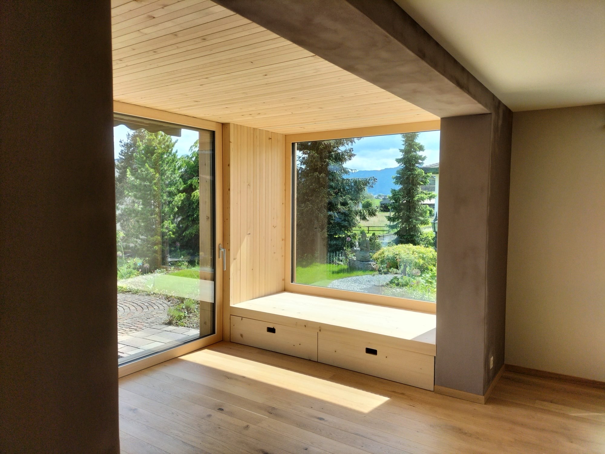 Fensterplatz mit Blick in den Garten