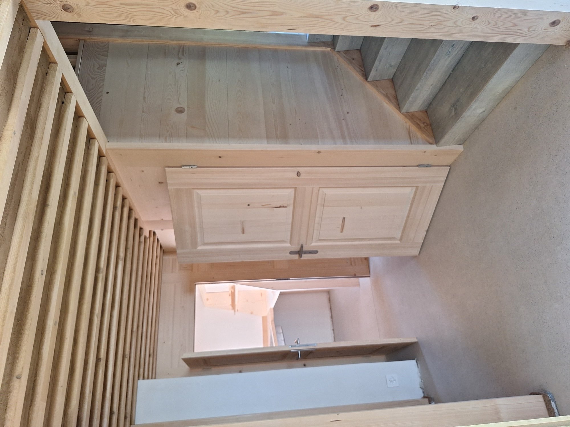 Holztüren und Treppe im Innenraum
