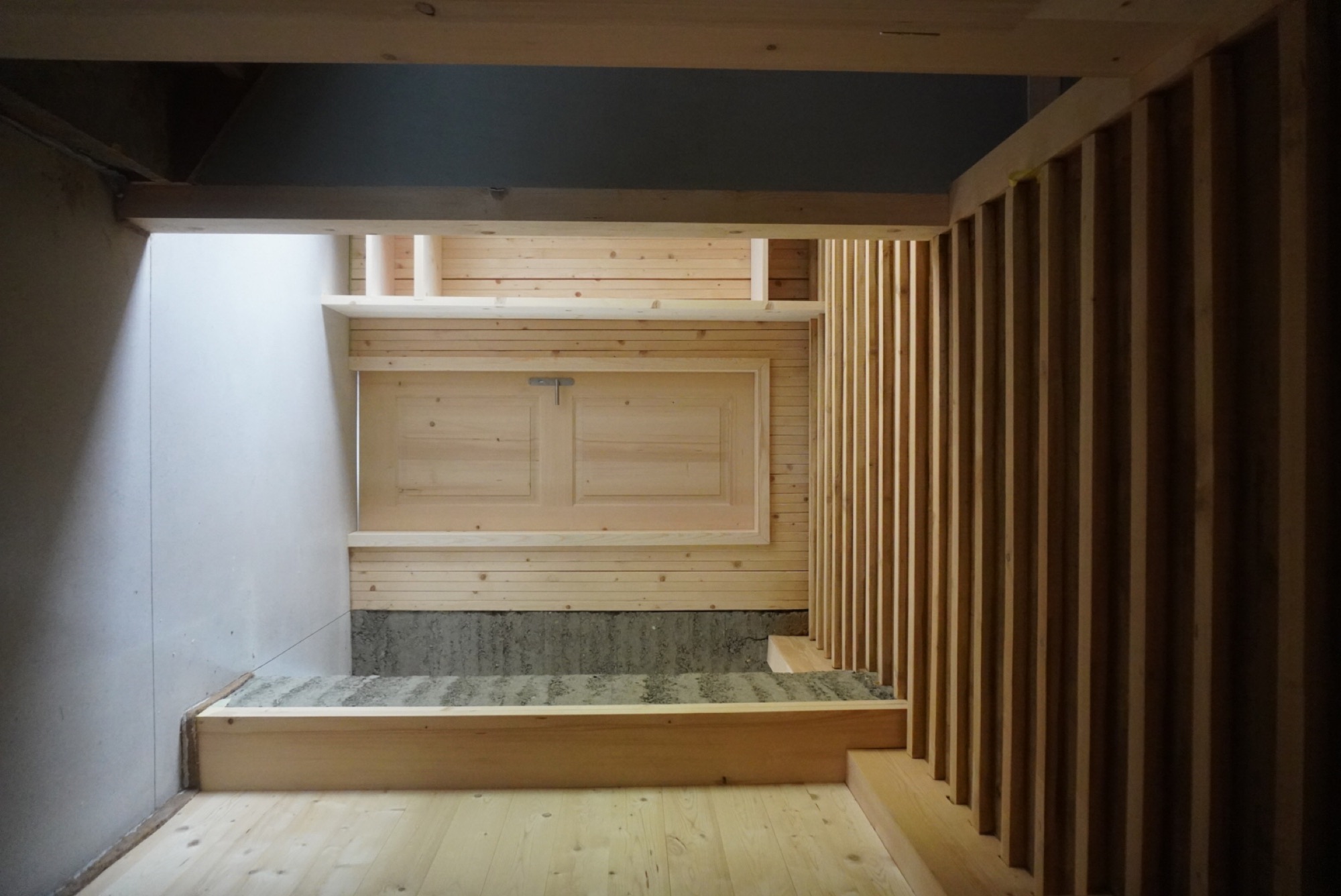 Innenraum mit Holzdecke und Lehmwand