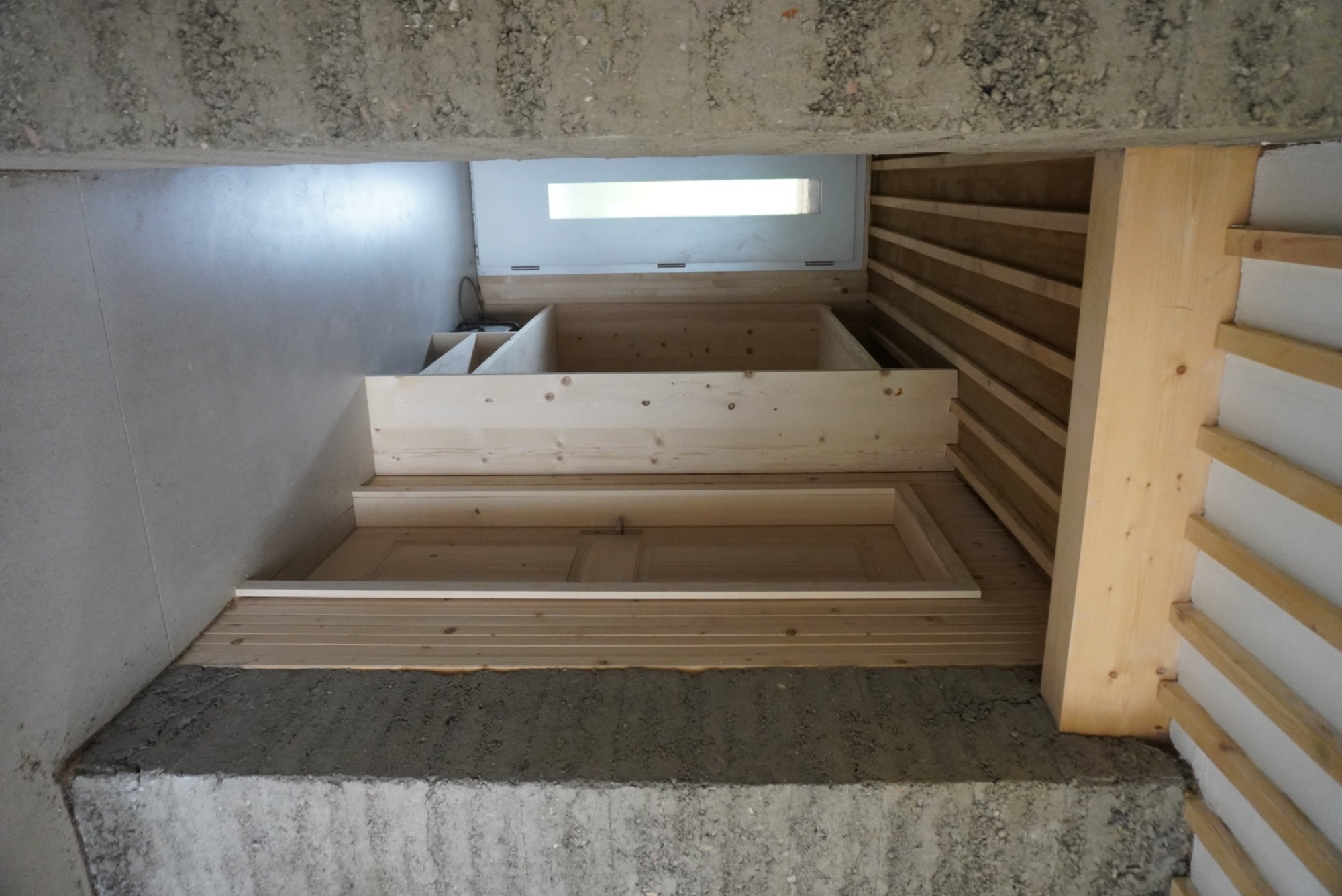 Durchgang zwischen Lehmwänden und Holz