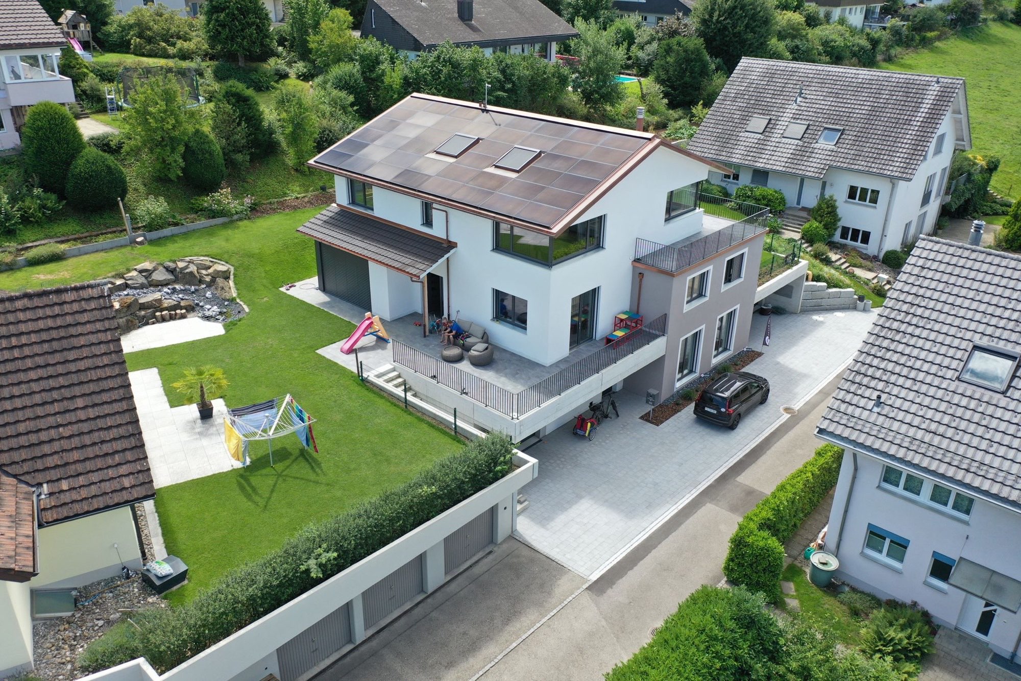 Fertiggestelltes Einfamilienhaus aus der Vogelperspektive
