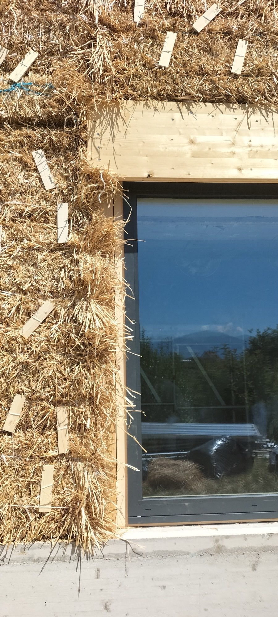 Detail der Strohdämmung am Fenster