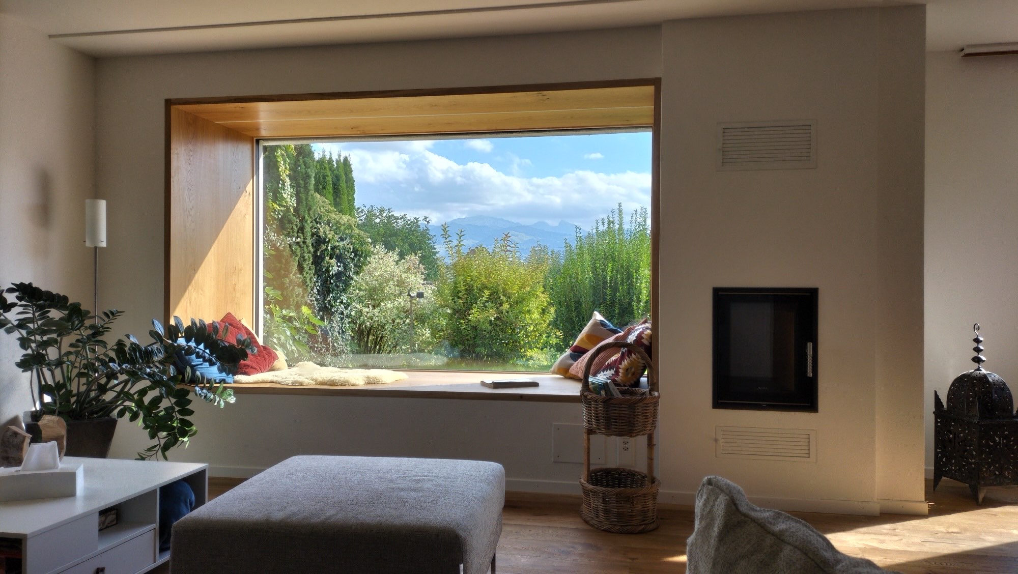 Wohnraum mit Fensterplatz und Blick ins Grüne