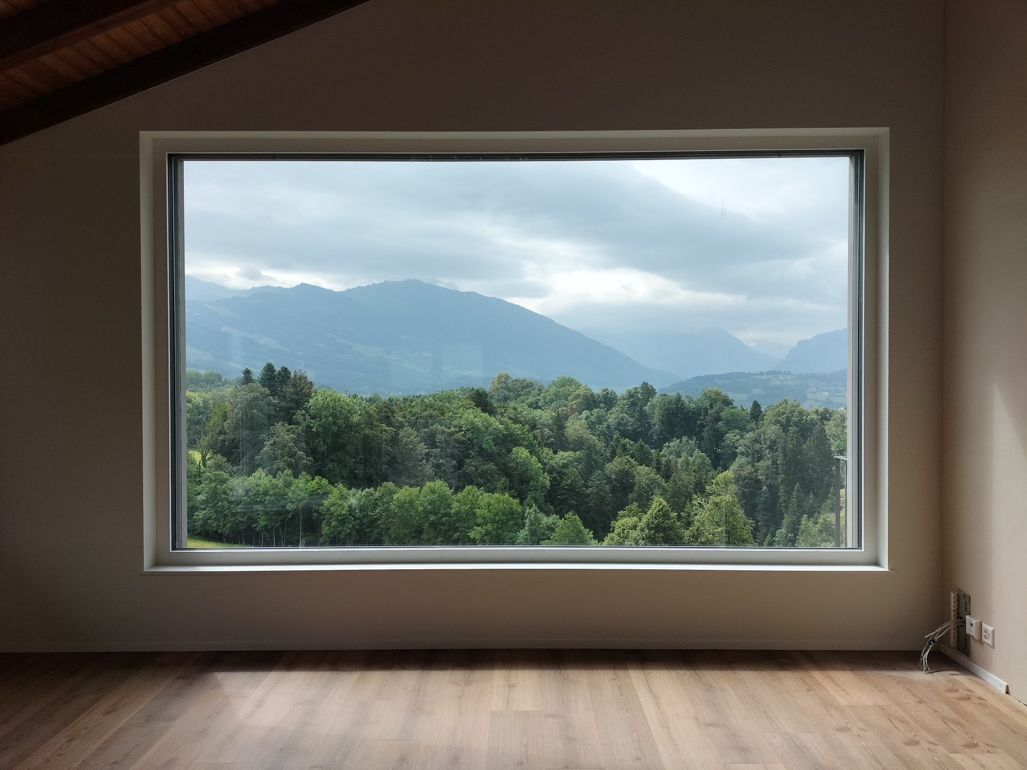 Grosses Fenster mit Blick auf die Landschaft